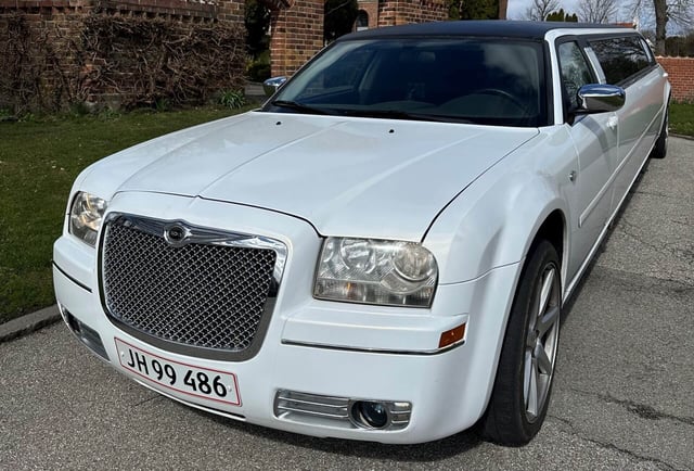 Hvid Chrysler 300C stretch limousine set forfra