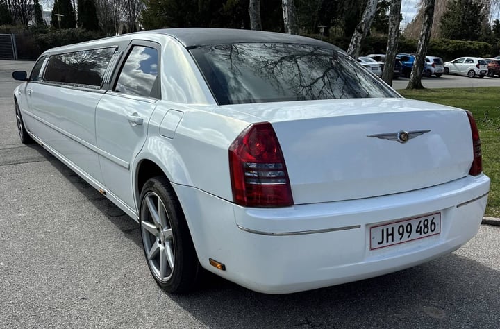 Hvid Chrysler 300C stretch limousine set bagfra